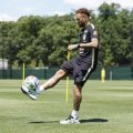 Neymar treina em campo com a seleção brasileira pela primeira vez nos Estados Unidos