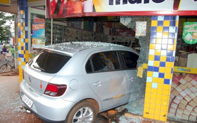 Após colisão, veículo invade loja no centro de Fátima do Sul