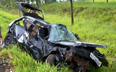 AMANDINA: Carro capota e deixa dois feridos