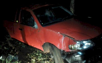 Carro de Ivinhema perde controle em entrada vicinal de Novo Horizonte do Sul