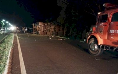 Carreta com soja tomba em avenina de Fátima do Sul