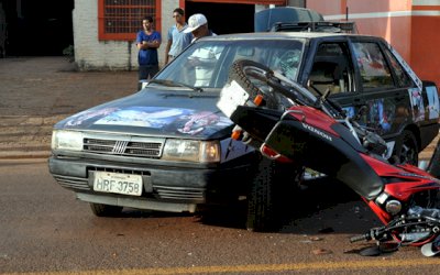 Motociclista fica ferido após colisão com veículo em Fátima do Sul