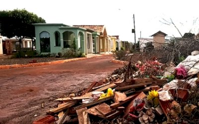 Lixo e entulhos tomam conta do cemitério de Fátima do Sul