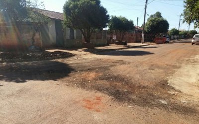 Prefeitura investe dinheiro em asfalto que ja está 'esfarelando' e revolta moradores de Fátima do Sul