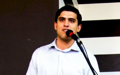 Prefeito Júnior Vasconcelos é condenado pela Justiça a pagar R$ 15 mil para vítima de ofensas do 'Fake Júnior''