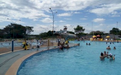 Deputada 'corneta' prefeito por corte de luz em ponto turístico da cidade
