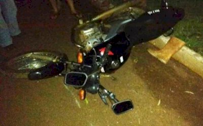 Motociclista sofre traumatismo e fratura a perna ao bater em carro, em Fátima do Sul