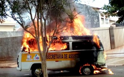 FÁTIMA DO SUL: Kombi de prefeitura pega fogo e bombeiros apagam chamas com mangueira doméstica