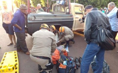 Acidente entre caminhoneta e moto deixa duas pessoas feridas