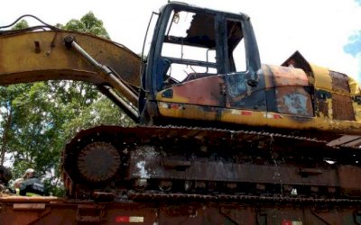 Escavadeira da usina pega fogo na BR-376 entre Fátima do Sul e Dourados