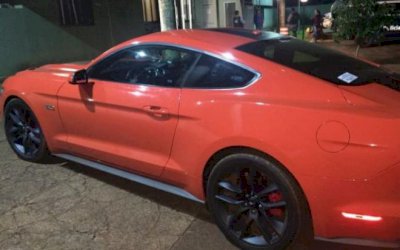 FÁTIMA DO SUL: Bêbado, jovem bate Mustang em coqueiro, dedura amigo traficante e acaba preso