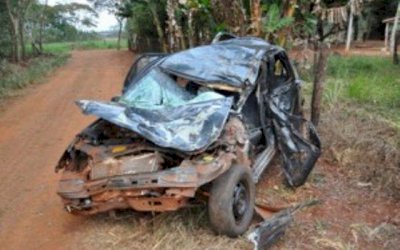 FÁTIMA DO SUL: Rapaz bate carro em árvore e morre na hora