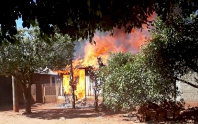 FÁTIMA DO SUL: Fogo destrói casa de madeira em Culturama