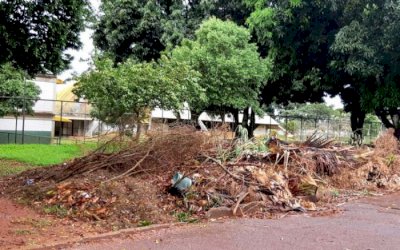 FÁTIMA DO SUL: Prefeitura deixa lixo a céu aberto próximo a escola municipal