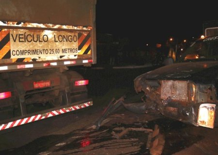 IVINHEMA: Colisão entre camionete e carreta deixa uma pessoa ferida na MS-276