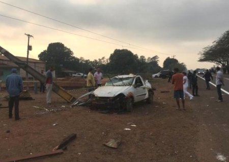 Picape derruba dois postes, atinge ponto de ônibus e motorista morre