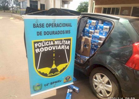 Contrabandeando cigarros, homem joga carro contra viatura da PM e acaba preso