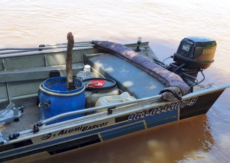 PMA de Naviraí autua paranaense por pesca ilegal e apreende barco, motor e pescado
