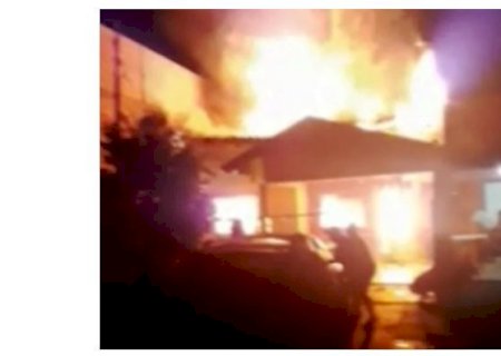 Criança coloca fogo em sacola e brincadeira termina com casa destruída por incêndio
