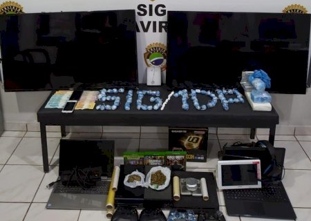 Dois são presos e cocaína avaliada em R$ 140 mil apreendida pela polícia