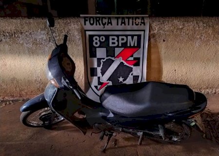 Ao ver viatura da Força Tática, adolescentes fogem com motoneta pelas ruas de Batayporã
