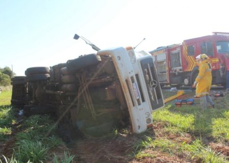 BATAYPORÃ: Caminhoneiro fica preso às ferragens após acidente na MS-276