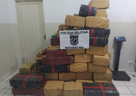 NAVIRAÍ: PM apreende quase 1,5 t de droga em camionete capotada