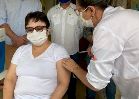 Enfermeira há 36 anos, Marta é primeira vacinada contra a Covid-19 em Batayporã