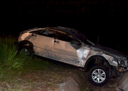 Condutor perde o controle, capota veículo e fica ferido na MS-134 em Batayporã