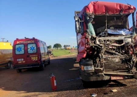 Caminhoneiro morre ao colidir na traseira de caminhão na BR-163 em Naviraí