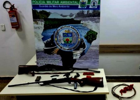 Caçadores são surpreendidos com armas e munições escondidas em carro