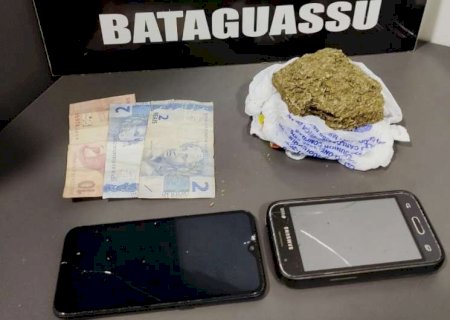 Dupla é presa em frente a delegacia por suspeita de envolvimento com o tráfico de drogas