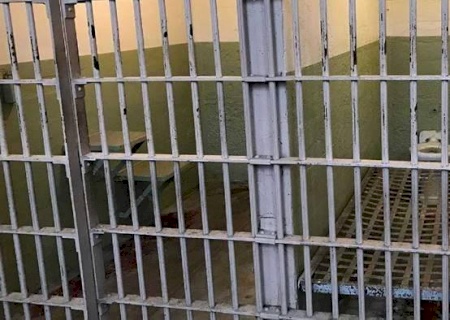 ANGÉLICA: Preso arranca pedaço de chapa de cela e é flagrado tentando fazer buraco em parede