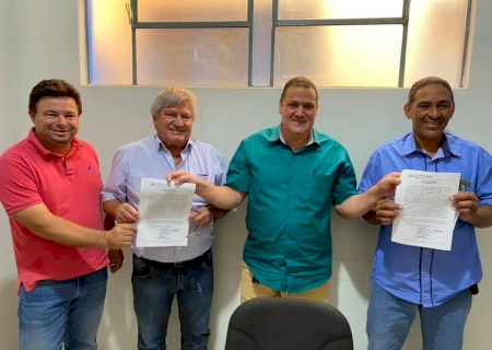 ANGÉLICA: Prefeito assina termo de doação de terreno para construção de capela em Ipezal