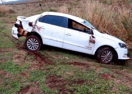 Pneu estoura, motorista invade pista contrária e capota carro na BR-163