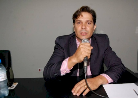 Vereador Emílio da Farmácia pede revitalização de avenida e cascalhamento de ruas