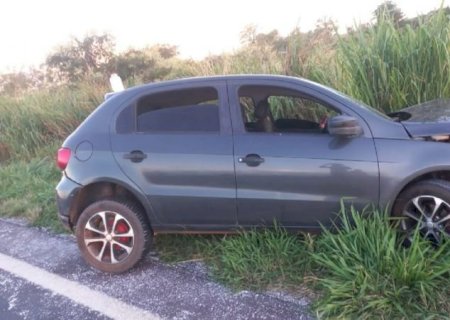 Mãe e filhas saem ilesas de acidente após carro sair da pista entre Anaurilândia e Batayporã