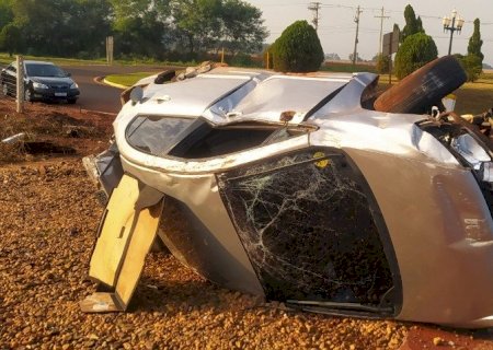 FÁTIMA DO SUL: Motorista rampa canteiro destrói cerca e tomba veículo em rotatória
