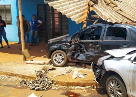 FÁTIMA DO SUL: Yaris invade preferencial colide com Fiesta e derruba varanda de bar no Centro Educacional