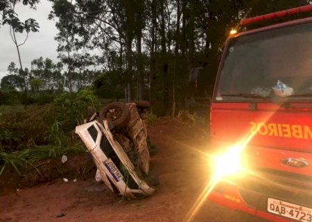 Dois paulistas ficam feridos após veículo sair da pista e capotar em Batayporã