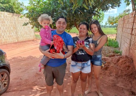 Vereador Arlan Cassuci distribui ovos de Páscoa para crianças de Angélica e Ipezal