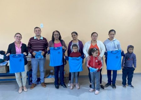 ANGÉLICA: Prefeitura Municipal realiza entrega de uniformes na Rede Municipal de Ensino