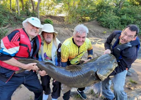 Pescador que fisgou peixe de 1,70 m e 60kg em MS diz que demorou uma hora para retirá-lo do rio