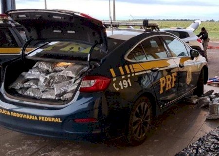 NAVIRAÍ: PRF apreende carro roubado e carregado com maconha e skunk