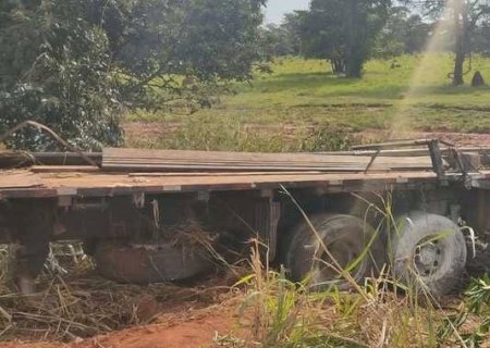 Caminhão carregado de cimento sai da pista entre Batayporã e Anaurilândia