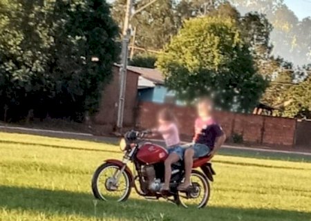 Moradores flagram crianças pilotando motocicleta em Batayporã