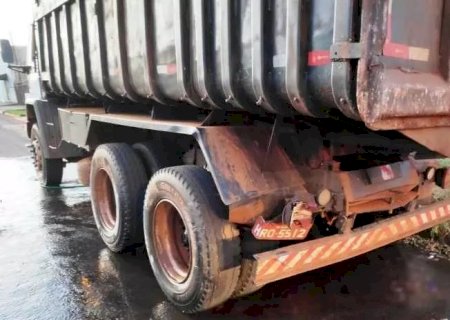 NAVIRAÍ: Motociclista de 23 anos morre ao colidir em caminhão caçamba estacionado na rua