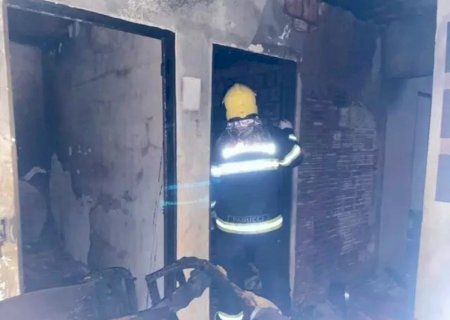 Casa pega fogo e é destruída durante incêndio na madrugada em Batayporã