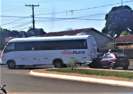 Carro bate em traseira de micro-ônibus em Batayporã