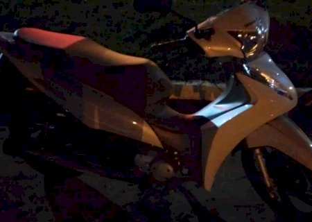 ANGÉLICA: Mulher fica ferida após ser atropelada por motocicleta
